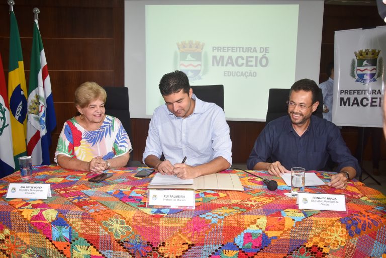 Photo of PREFEITURA – Prefeito anuncia nomeação de 300 aprovados no concurso da Educação