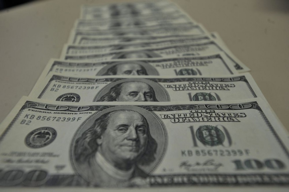 Photo of ECONOMIA: Dólar passa de R$ 4,28 e fecha no maior nível desde criação do real