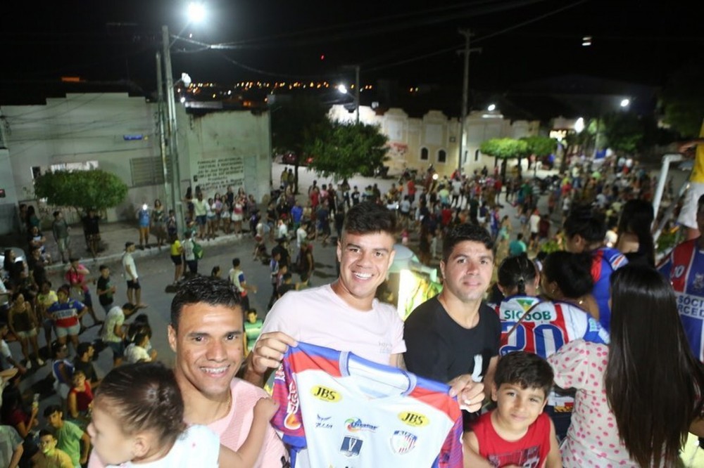 Photo of COM TUDO QUE TÊM DIREITO! Jogadores do Afogados desfilam em trio elétrico após jogo histórico