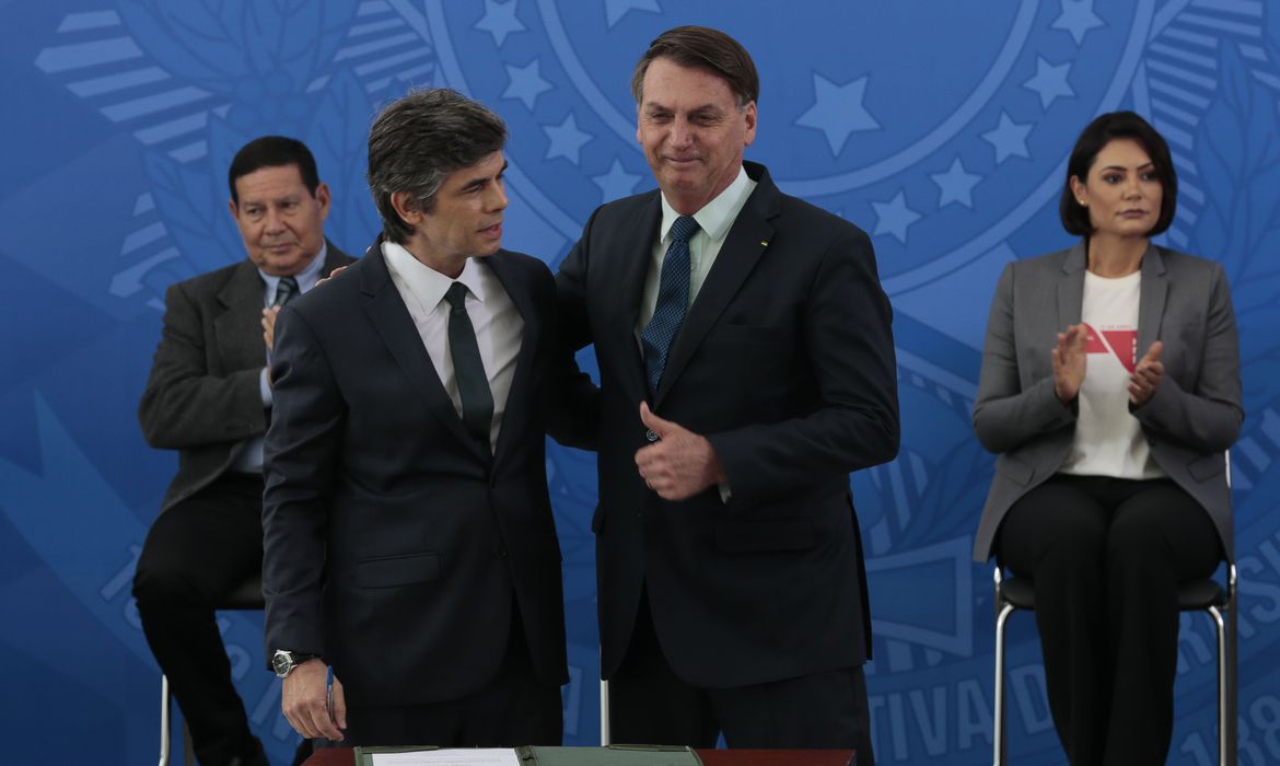 Photo of NEM ESPEROU O CORPO ESFRIAR – Bolsonaro dá posse ao novo ministro da Saúde