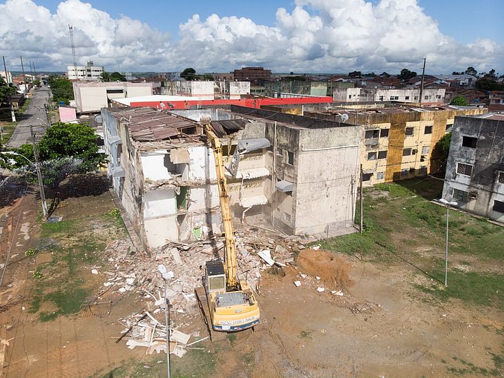 Photo of PARA O CHÃO! – Prédios da área de risco são demolidos no Pinheiro