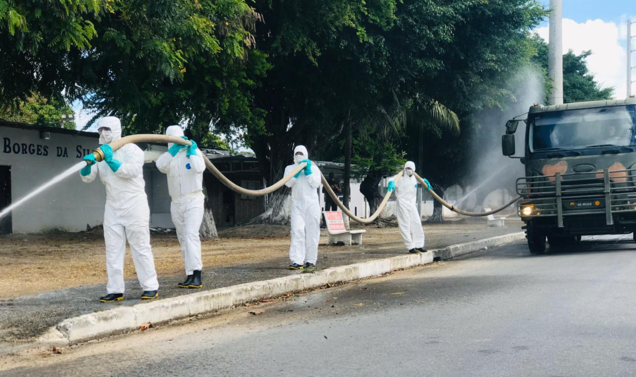 Photo of LAVAGEM DAS RUAS – Militares do Exército higienizam ruas de Maceió em combate ao coronavírus