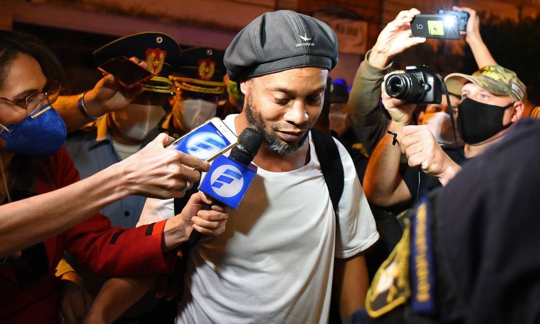 Photo of “DIBRANDO” A PRISÃO – Ronaldinho Gaúcho paga fiança e deixa prisão no Paraguai