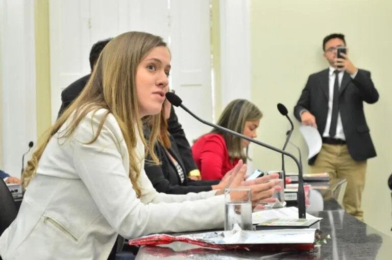 Photo of VIOLÊNCIA CONTRA A MULHER: projeto de lei da deputada Cibele Moura determina que condomínios denunciem casos